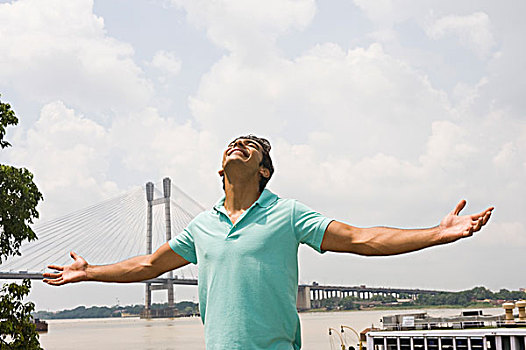 站立,男人,伸展胳膊,桥,背景,河,加尔各答,西孟加拉,印度