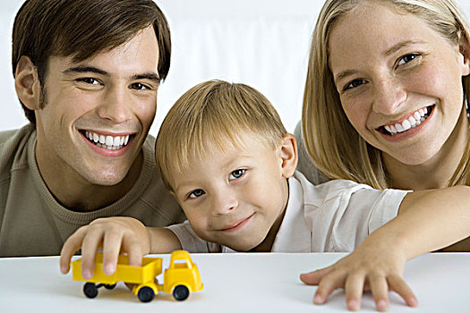 家庭,看镜头,微笑,男孩,玩,玩具卡车