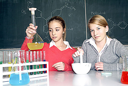 女孩,化学,试管,液体,不同,序列,孩子,青少年,13-15岁,女生,两个,学校,指示,实验室,测验,考试,分析,诊断,室内,黑色