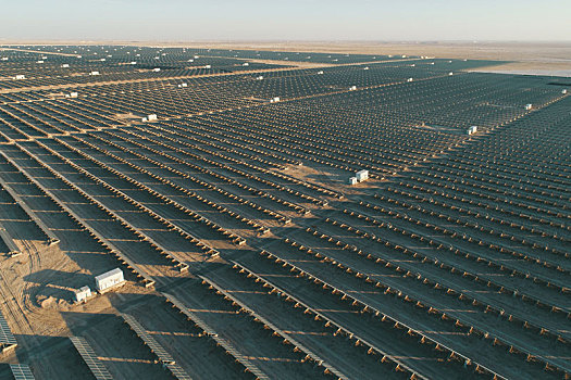 新疆哈密,戈壁光伏推进能源低碳转型