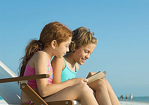 两个女孩,读,海滩