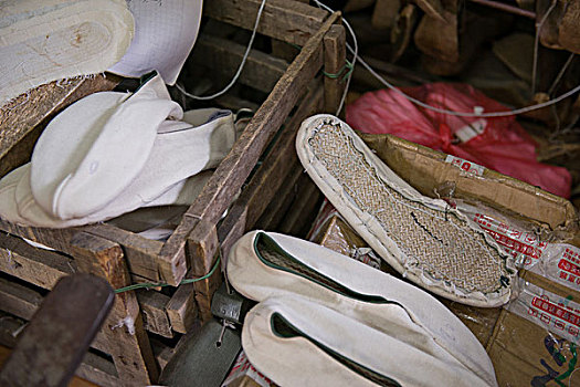 山西平遥古城传统手工艺制鞋