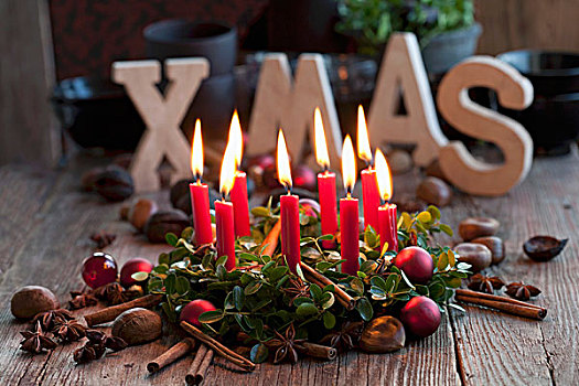盒子,花环,蜡烛,栗子,肉桂棒,圣诞节饰物