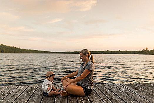 母亲,坐,双腿交叉,湖,码头,婴儿,女儿