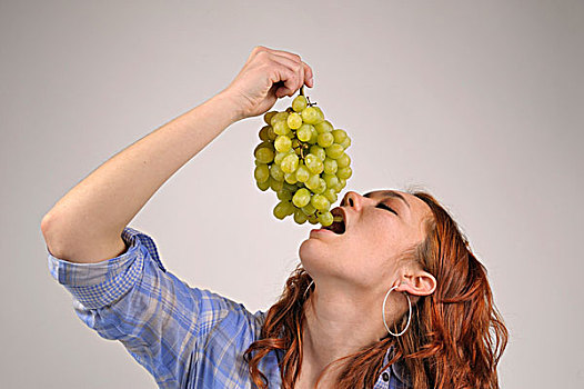 女青年,红发,吃,绿葡萄
