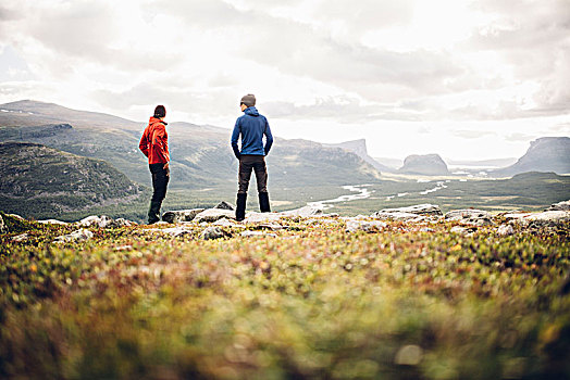 两个,男性,远足,站立,享受,风景,上方,三角洲,国家公园,瑞典