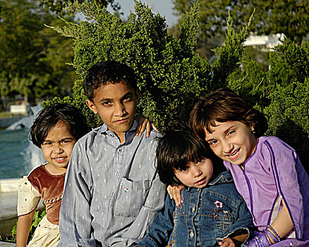 一群孩子,卡拉奇,巴基斯坦,2005年