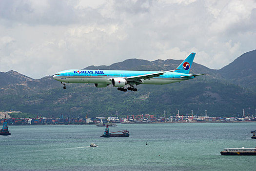 一架大韩航空的客机正降落在香港国际机场