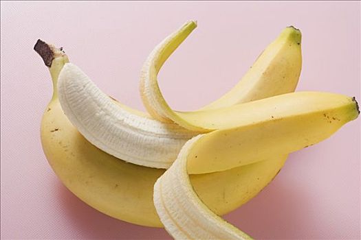 三个,香蕉,粉色背景