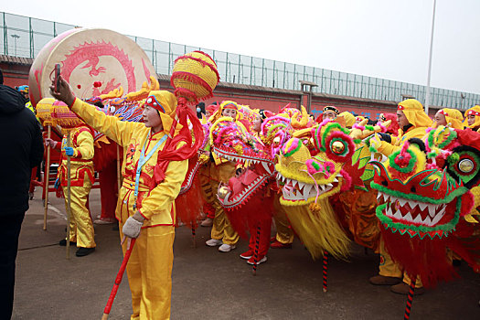 锣鼓喧天迎新春,舞龙舞狮贺新年