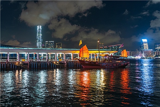 中国香港特别行政区中环天星轮船码头夜景