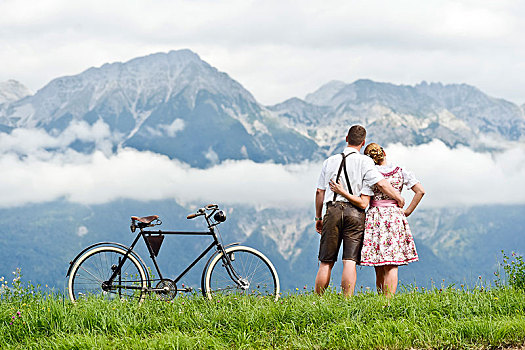男人,女人,穿,传统服装,老,自行车,看,山,提洛尔,奥地利,欧洲
