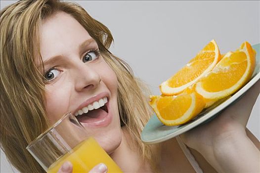 肖像,女青年,拿着,盘子,橘子,玻璃,橙汁