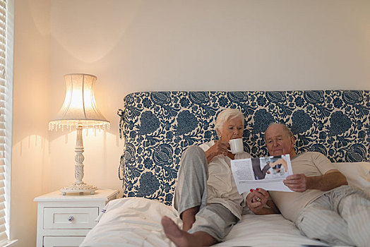 老年,夫妻,读报,卧室