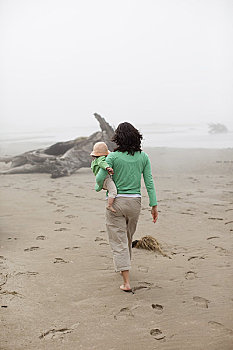 母亲,婴儿,女儿,走,海滩,靠近,海边,俄勒冈,美国