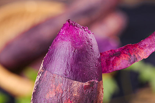 一个撕开皮的紫薯