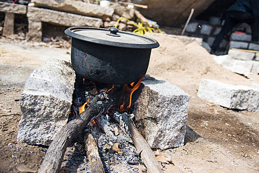 野外用于生火做饭的简易地锅
