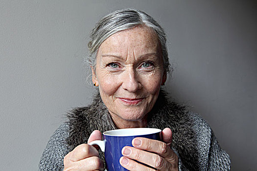 老女人,喝咖啡,室内