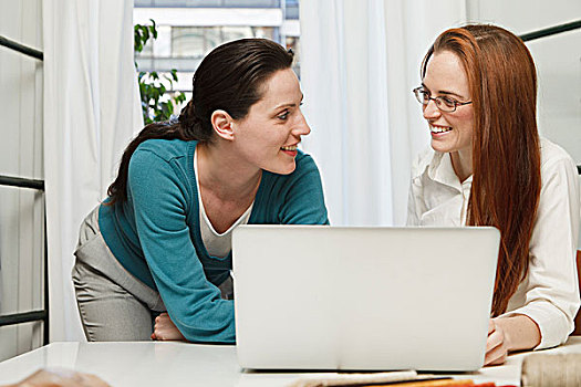 两个女人,微笑,后面,笔记本电脑