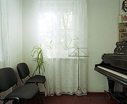房间,黑色,椅子,钢琴,音乐,站立,白色,墙壁,网,帘,窗户