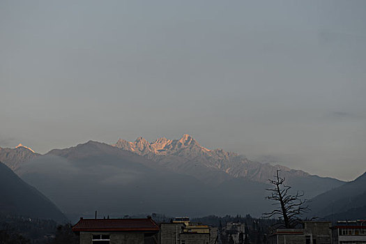 海螺沟日照金山