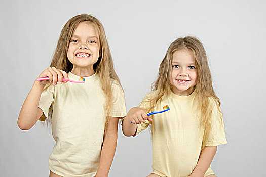 两个女孩,准备,刷牙