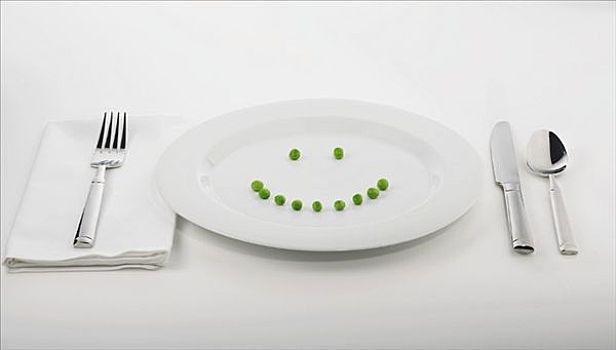 餐具摆放,豌豆,笑脸,白色背景,盘子