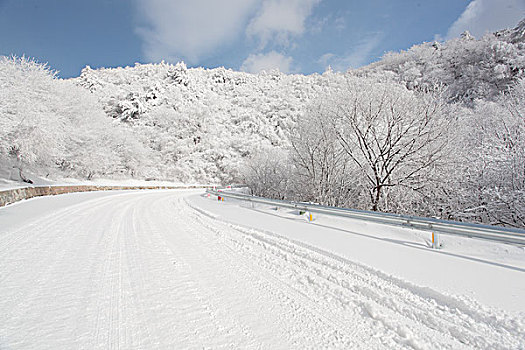 陕西秦岭分水岭公路雪景