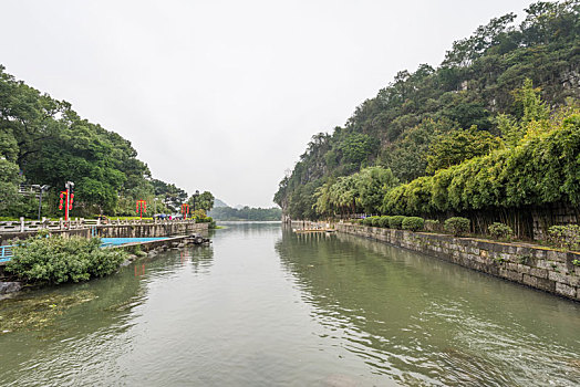 桂林秋季雨中城市建筑运河树林