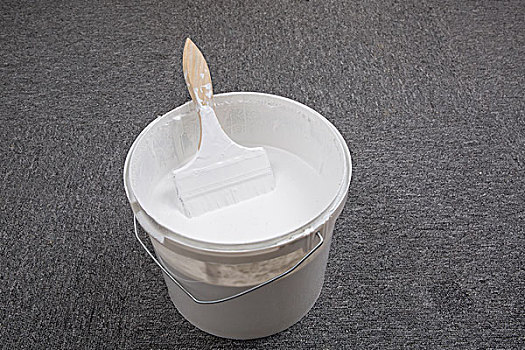 白色的油漆刷子和油漆桶