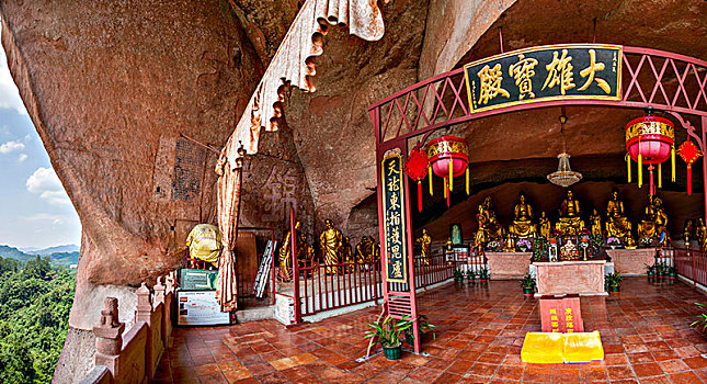 广东韶关丹霞山中国红石公园锦石岩寺院