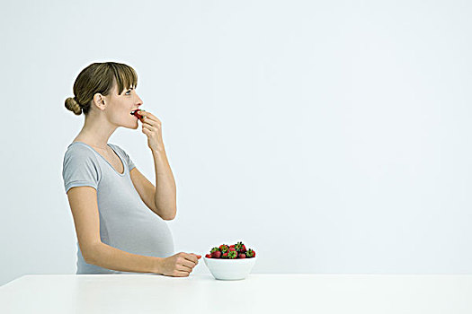 孕妇,吃,碗,草莓,侧面视角