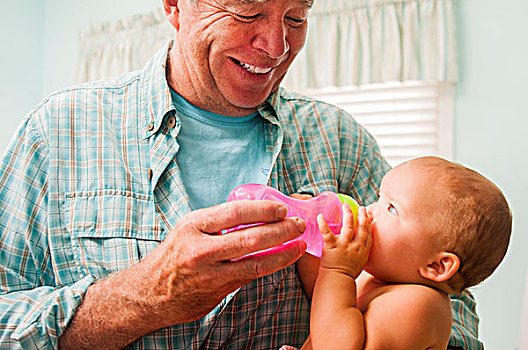 爷爷,奶瓶喂奶,婴儿,孙女,客厅
