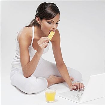 女人,吃,餐食,工作,笔记本电脑