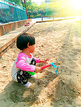 玩沙子的儿童