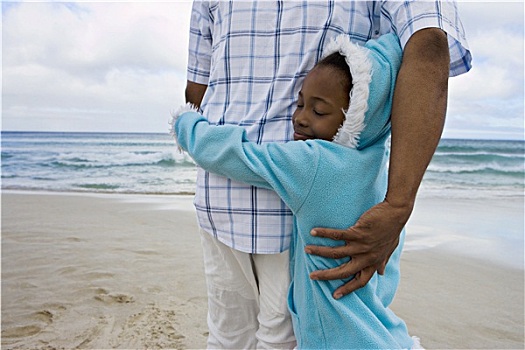 女孩,7-9岁,搂抱,父亲,沙滩,穿,蓝色,羊毛,微笑,闭眼