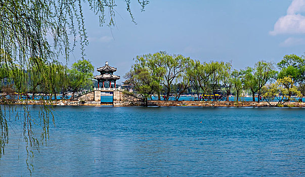 北京市颐和园镜桥建筑景观