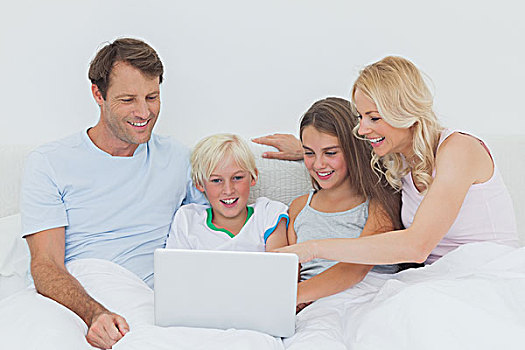 家庭,笔记本电脑,床上