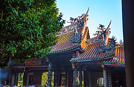 台湾台北著名的寺庙,百年历史的龙山寺,传统的中国式庙宇建筑