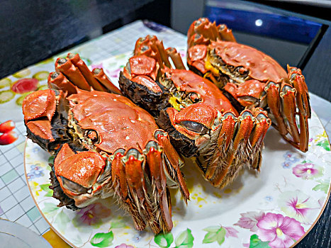 煮熟的大闸蟹