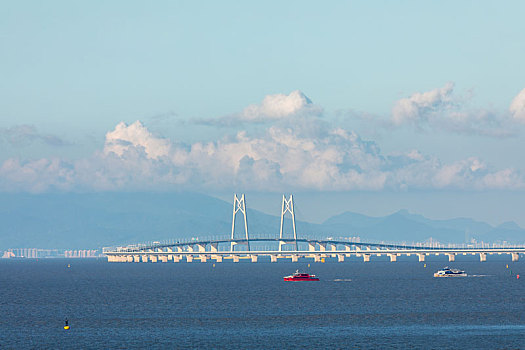 横跨珠江口海域伶仃洋上的港珠澳大桥