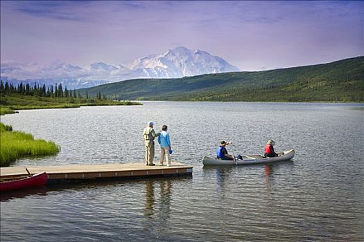 夫妻,独木舟,旺湖,看,码头,山,麦金利山,背景,德纳里峰国家公园,阿拉斯加
