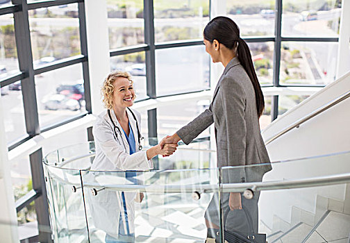 医生,职业女性,握手,楼梯,医院