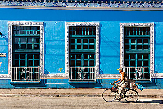 男人,骑自行车,过去,鲜明,蓝色,建筑,特立尼达,古巴