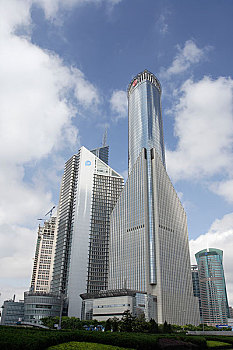 上海浦东开发区陆家嘴金融区里的现代建筑