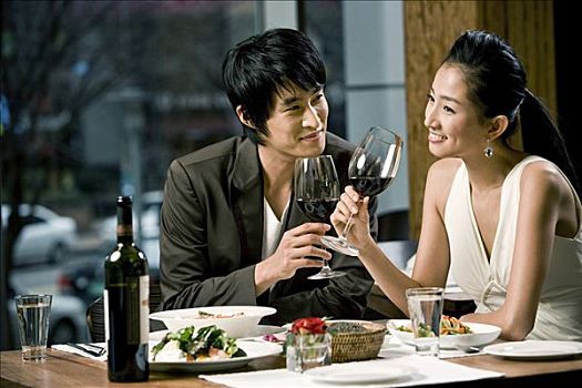 年轻,情侣,葡萄酒,餐馆