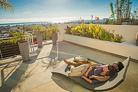 情侣,躺着,沙滩椅,阁楼,屋顶,花园,加利福尼亚,美国