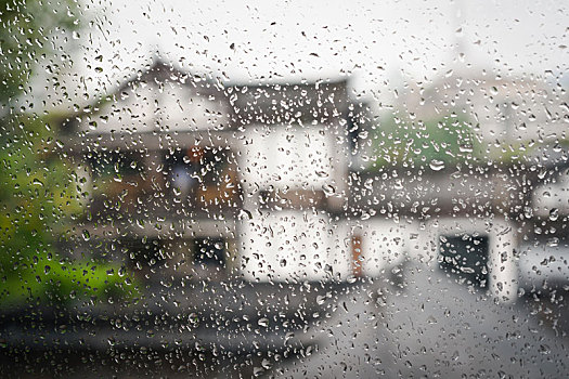 成都宽窄巷子雨天玻璃窗上的雨滴