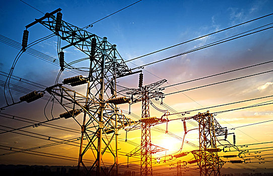 高壓電樁和變電站,日落