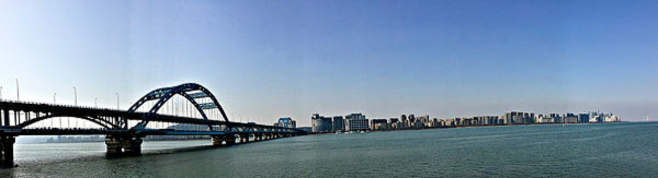 从钱塘江南岸看杭州城市全景
